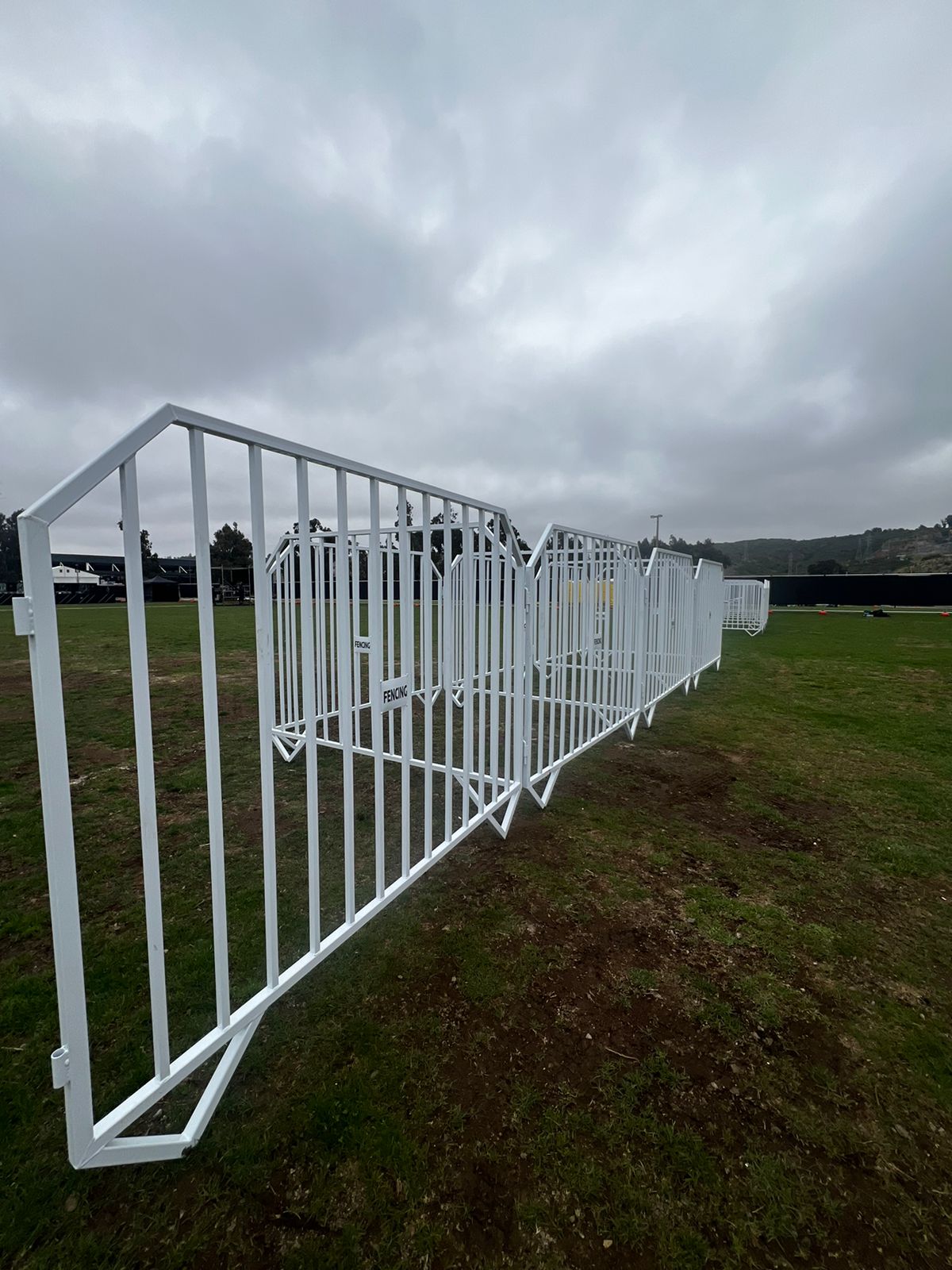 Detalle de valla papal blanca 